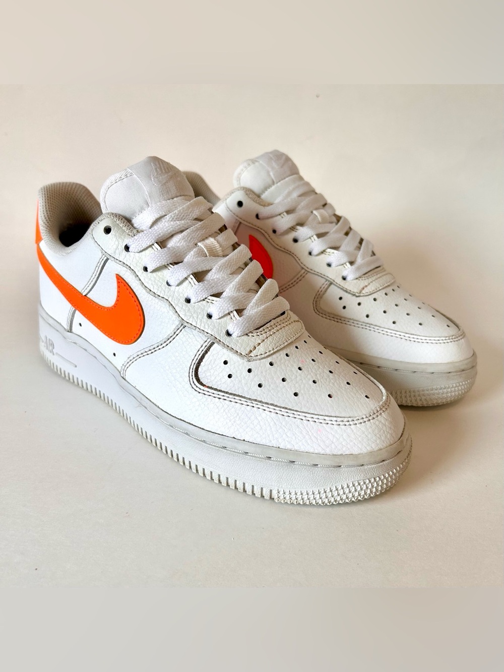 Nike Air Force 1 ’07 Total Orange Swoosh Women’s 7.5 White